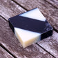 Savon Diagonale grise obtenu par saponification à froid, parfumé au citron fumé, coloré avec du charbon végétal, Ciment Paris