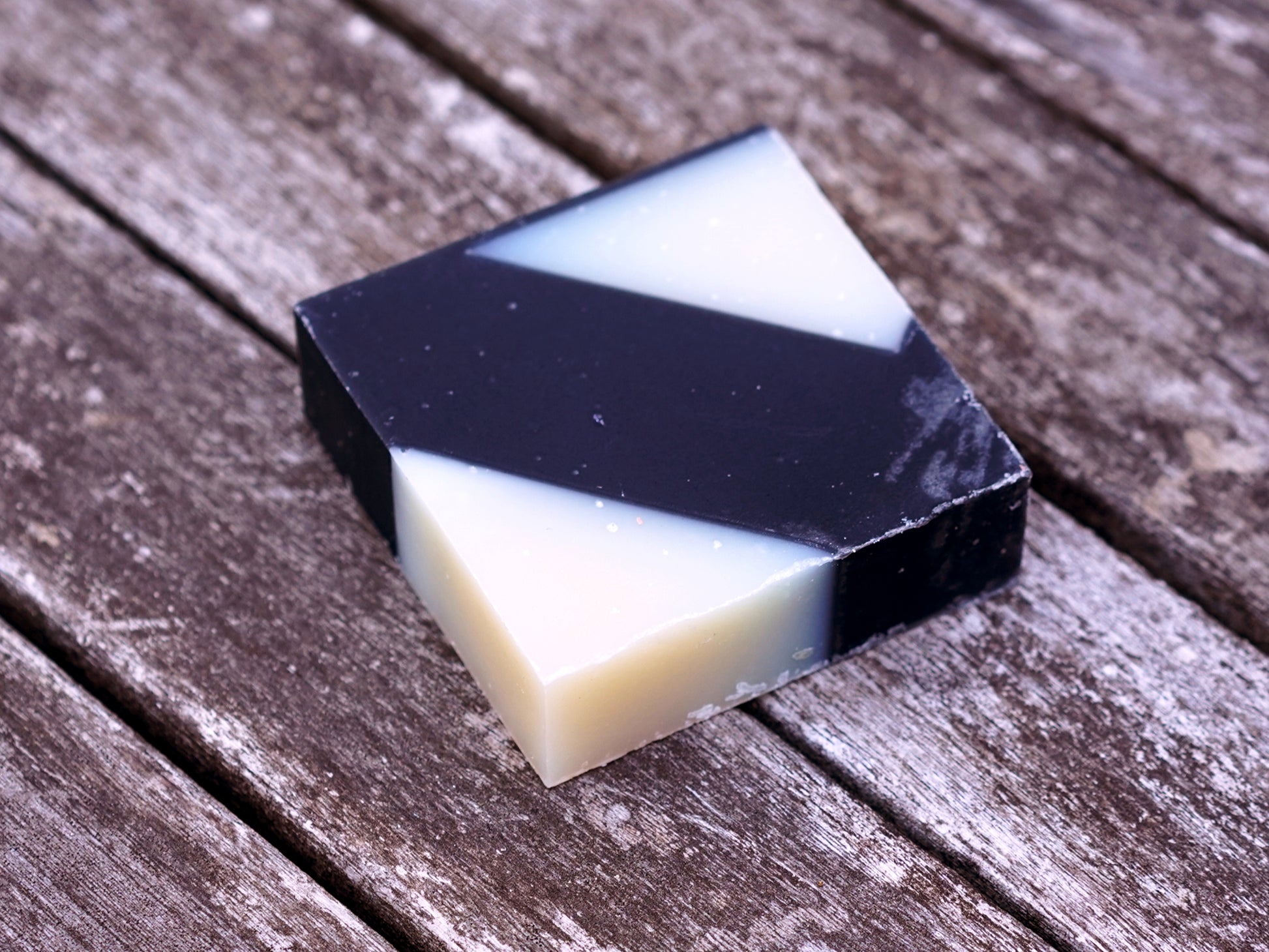 Savon Diagonale grise obtenu par saponification à froid, parfumé au citron fumé, coloré avec du charbon végétal, Ciment Paris