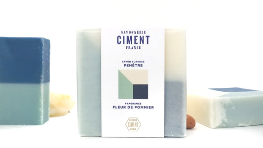 Savon surgras Bio Fenêtre avec son motif à facettes colorées, de la marque Ciment Paris, saponification à froid à la main, senteur sans allergènes Fleur de Pommier