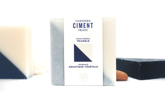 Savon surgras Bio Triangle au motif triangle bleu, de la marque Ciment Paris, saponification à froid à la main, senteur sans allergènes aux notes aquatiques