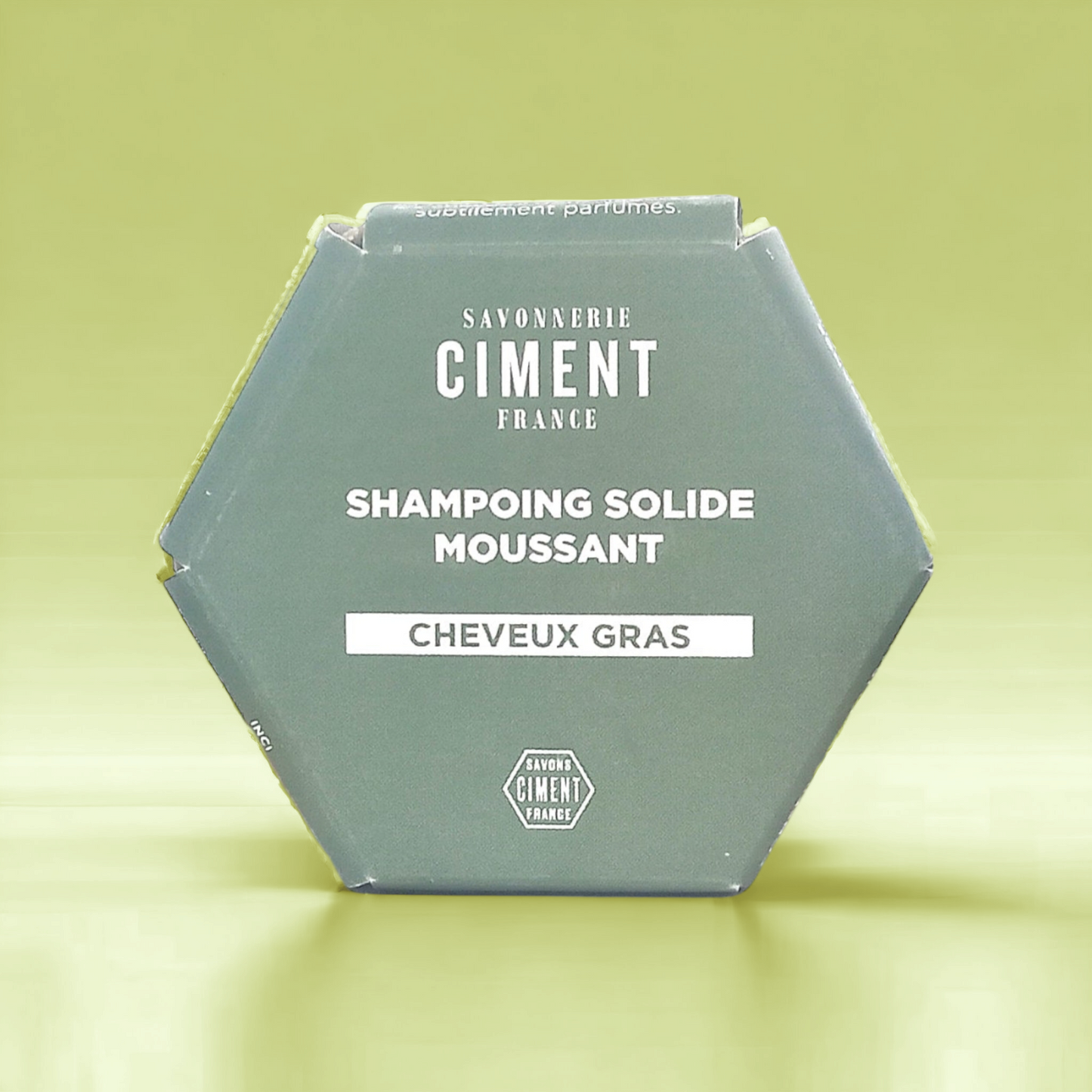 Shampoing solide cheveux gras de la savonnerie Ciment Paris. Huile de jojoba, beurre de cacao, poudre d’ortie, argile blanche, argile verte. Idéal pour les cheveux à tendance grasse, formulé sans huiles essentielles, convient aux femmes enceintes