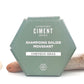 Shampoing solide pour cheveux gras, de la marque Ciment Paris. Il régule le sébum, hydrate et protège la fibre capillaire, enrichi en huile de jojoba et beurre de cacao, formulé sans huiles essentielles
