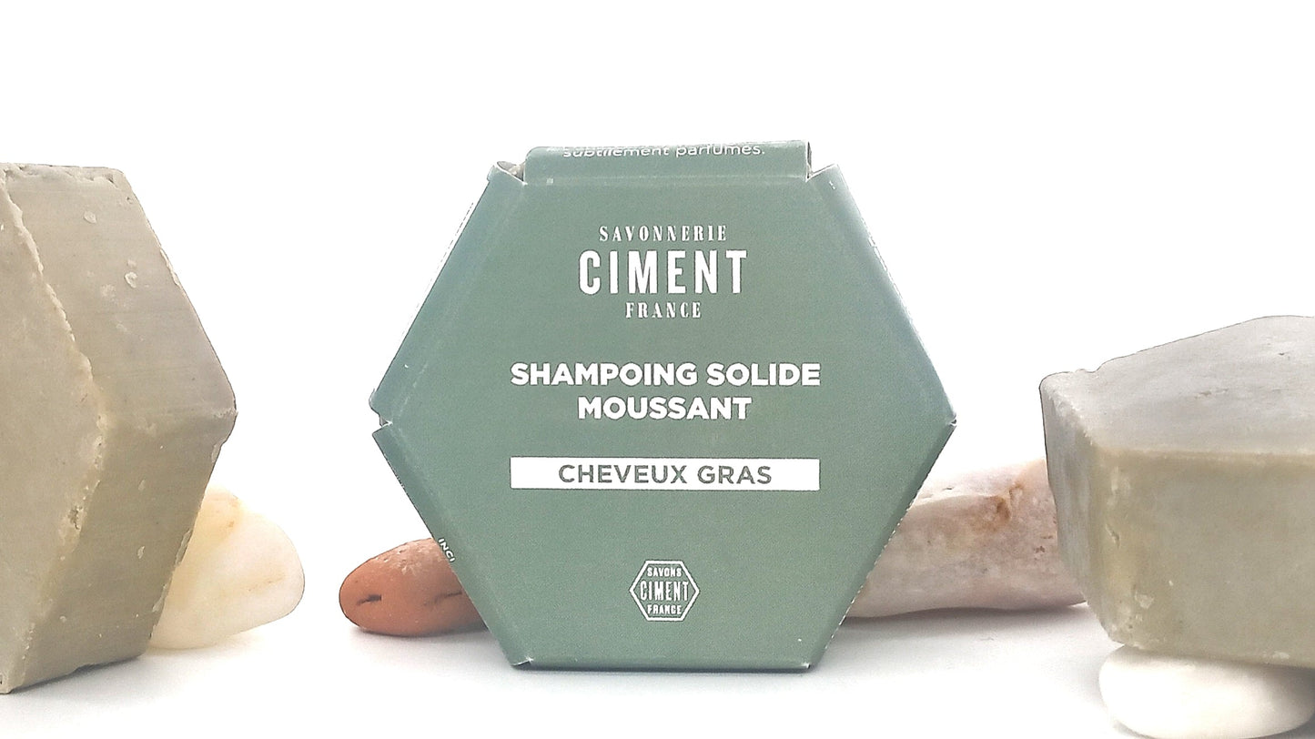 Shampoing solide pour cheveux gras, de la marque Ciment Paris. Il régule le sébum, hydrate et protège la fibre capillaire, enrichi en huile de jojoba et beurre de cacao, formulé sans huiles essentielles