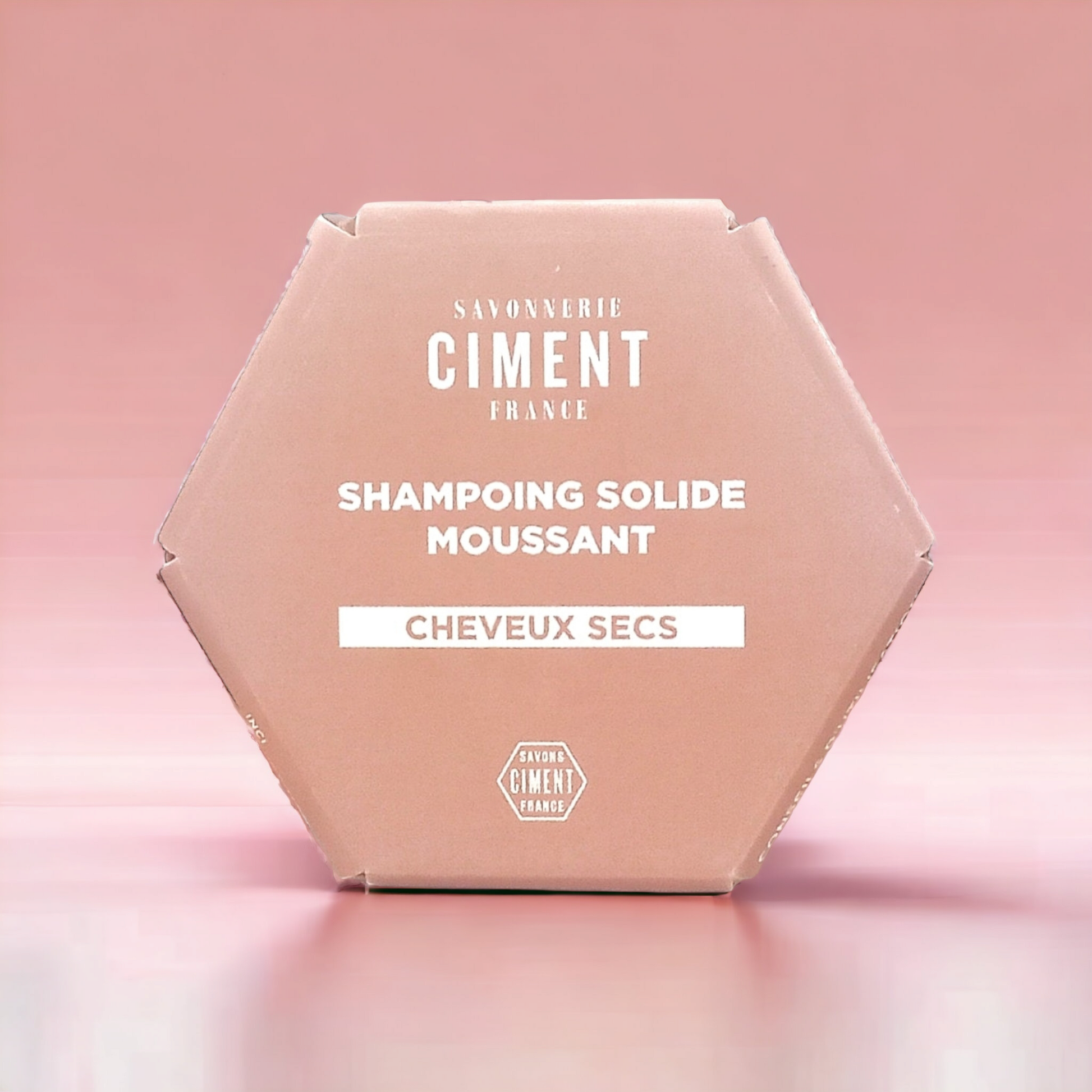 Shampoing solide cheveux secs de la savonnerie Ciment Paris. Huile d’amande douce, huile de coco, glycérine, beurre de cacao, argile blanche, argile rouge 